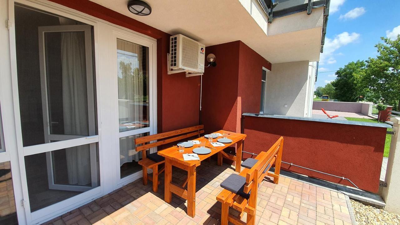 Aqua Apartman Tiszaujvaros Bagian luar foto