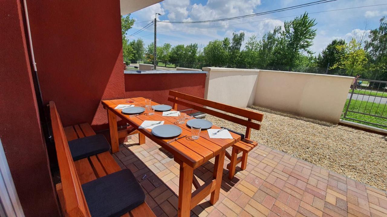 Aqua Apartman Tiszaujvaros Bagian luar foto