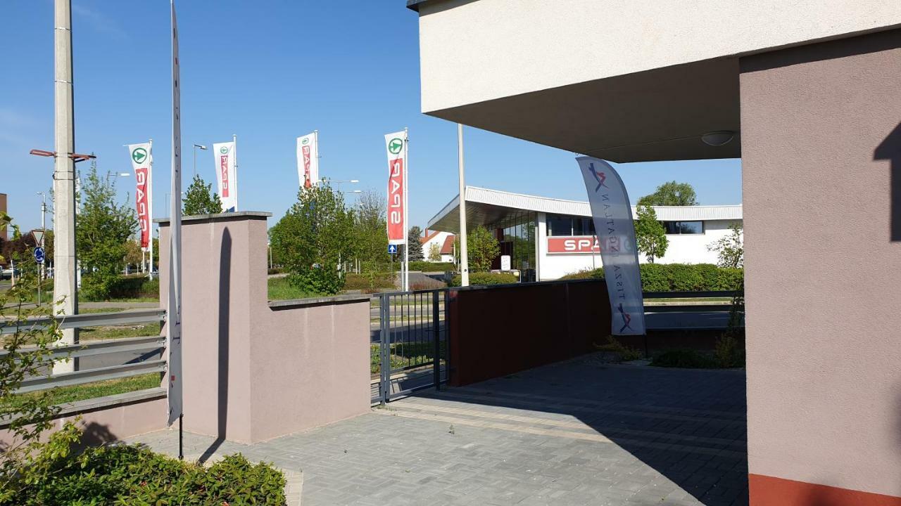 Aqua Apartman Tiszaujvaros Bagian luar foto